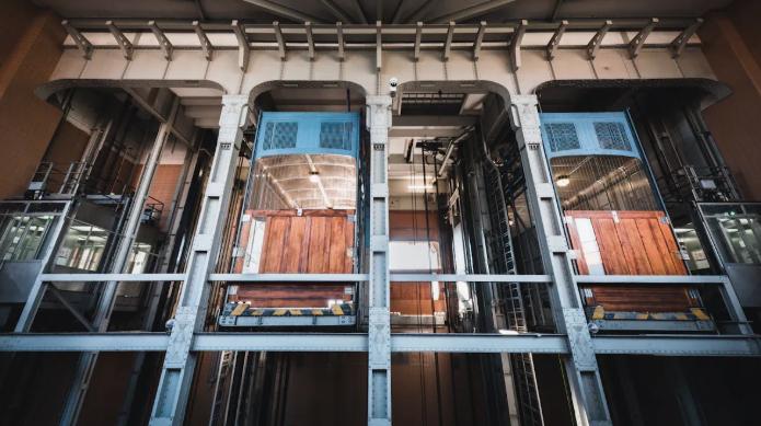 Comparaison des dimensions des ascenseurs de marchandises dans les bâtiments commerciaux et résidentiels