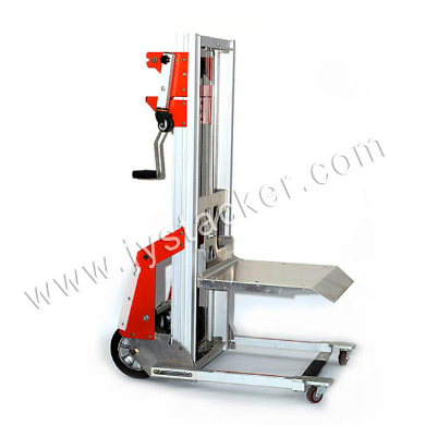 Différents types de monte-matériaux pour les opérations d'entrepôt